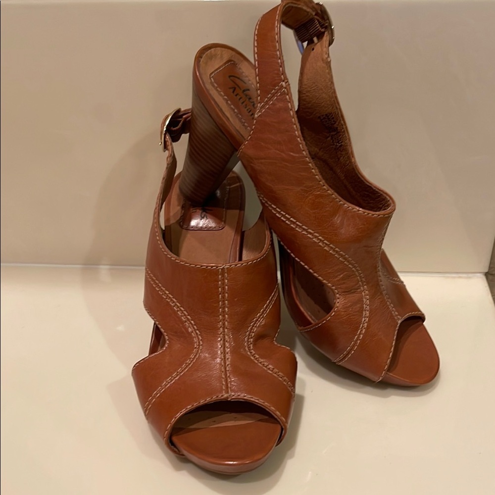 NEW Clarks Wonen’s Tan Leather Peep-Toe Heels size 9